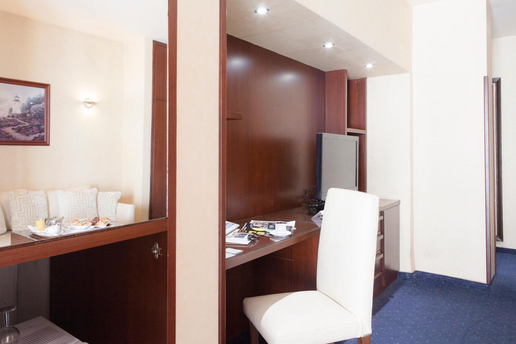 Executive Suite Balcony,350329870:JPEG